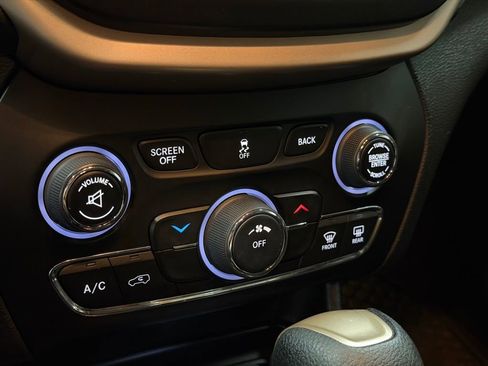 Used 2017 Jeep Cherokee Latitude w/ Cold Weather Group image 57