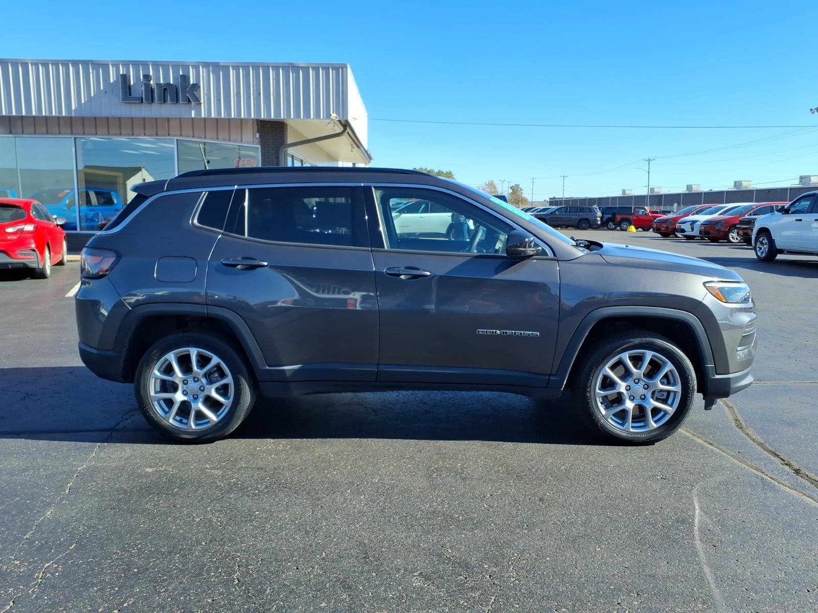Used 2023 Jeep Compass Latitude w/ Sun and Sound Group AWD/4WD image 2