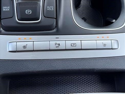 Used 2022 Kia Carnival LX FWD image 29