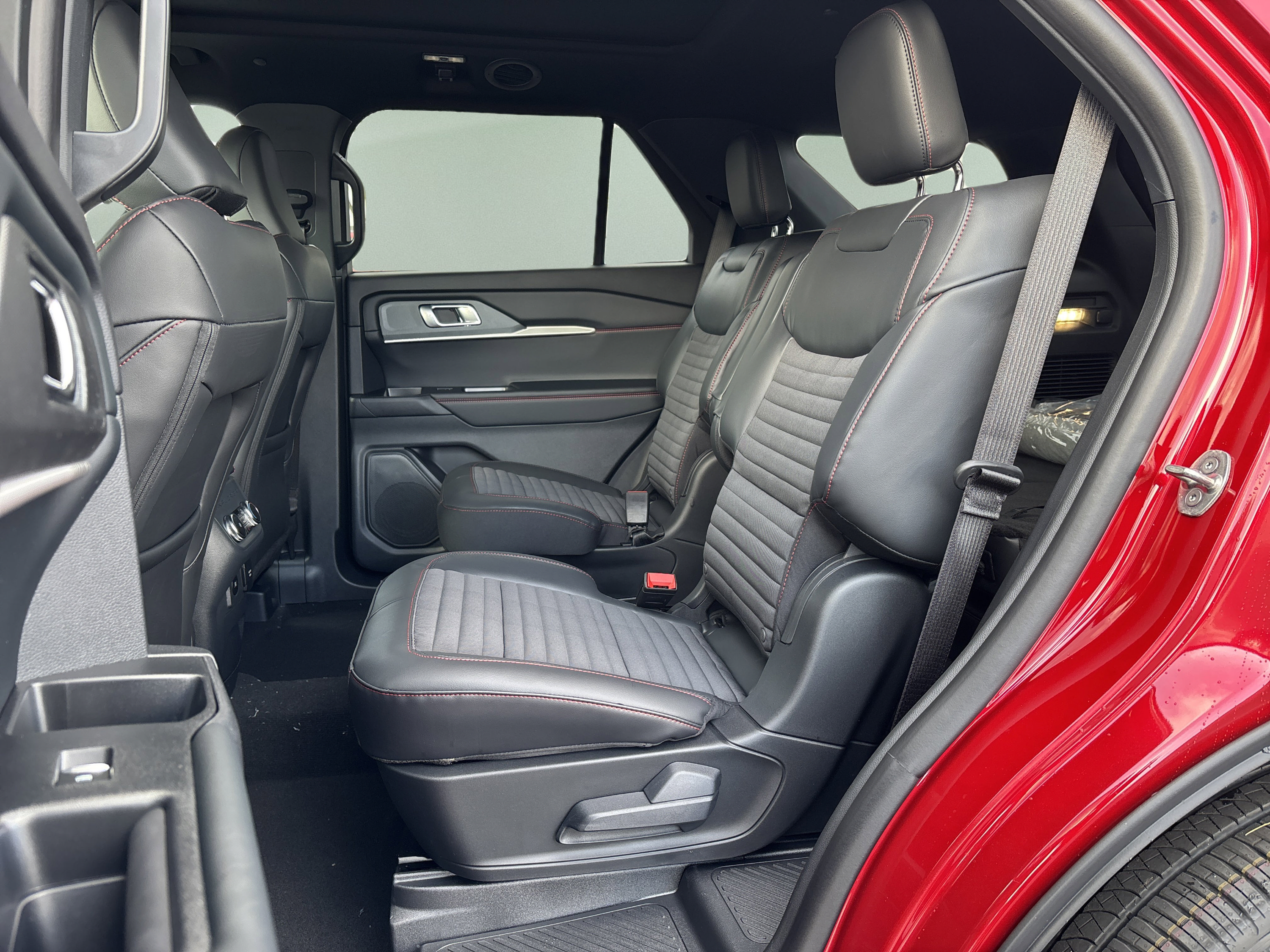 Used 2026 Ford Explorer ST-Line w/ ST-Line Street Pack AWD/4WD image 19