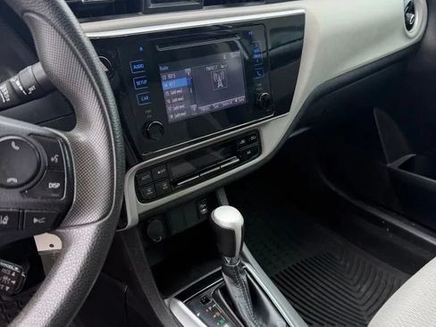 Used 2018 Toyota Corolla LE FWD image 17