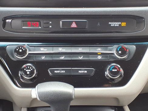 Used 2017 Kia Sedona LX image 6