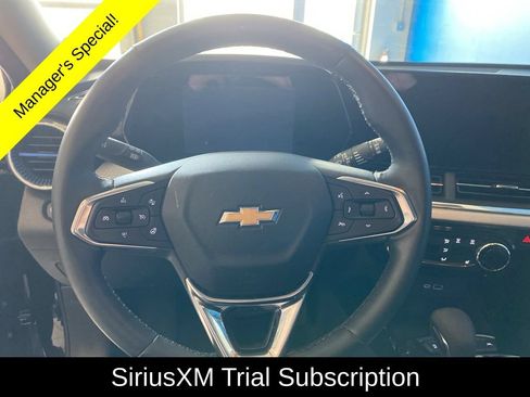 Used 2025 Chevrolet Trax LT w/ LT Convenience Package FWD image 6