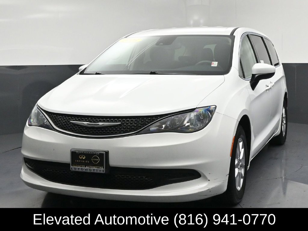 Used 2023 Chrysler Voyager LX FWD image 3
