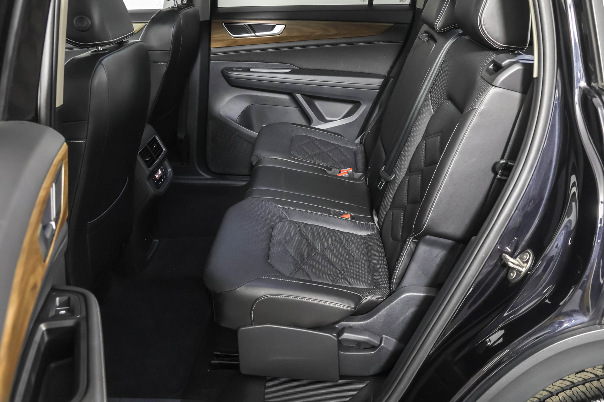 Used 2024 Volkswagen Atlas SE AWD/4WD image 35