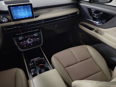Certified 2022 Lincoln Corsair FWD w/ Premium Package image 11