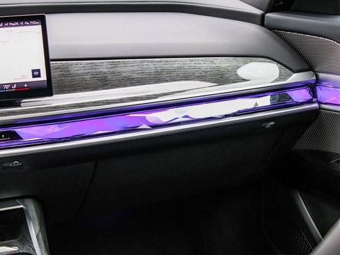 Used 2025 BMW 740i xDrive image 21