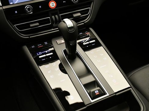 Certified 2025 Porsche Macan image 32