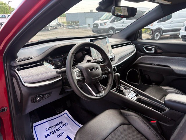 Used 2025 Jeep Compass Latitude AWD/4WD image 3
