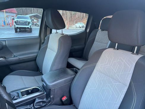 Used 2021 Toyota Tacoma TRD Off-Road image 10