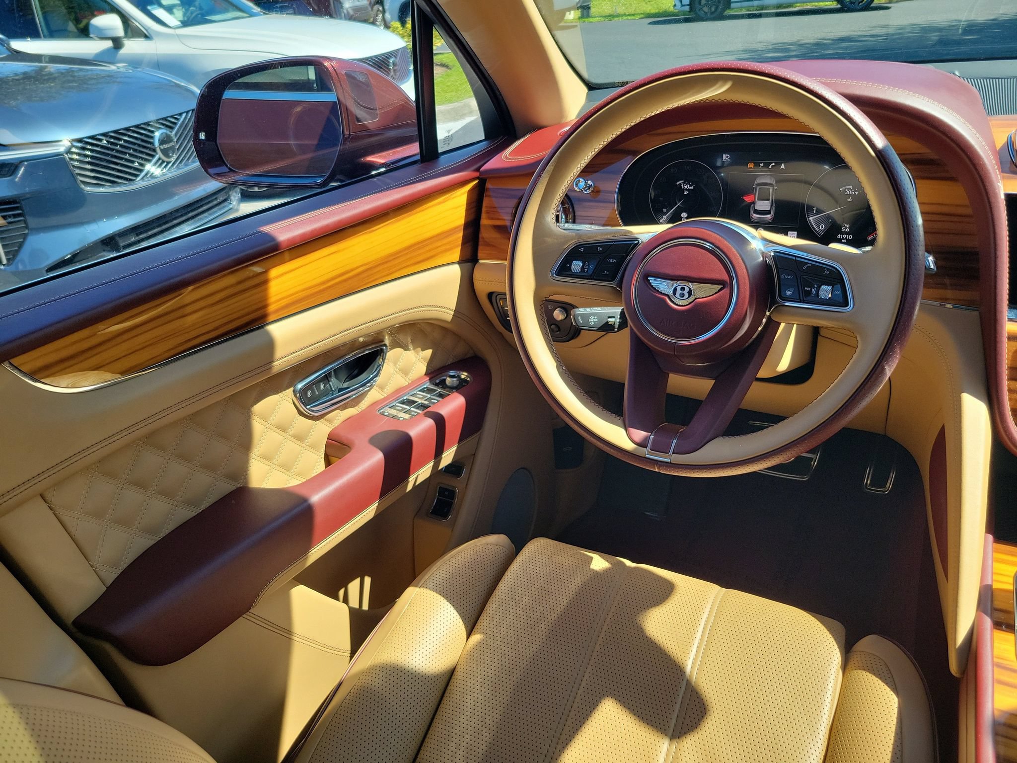 Used 2022 Bentley Bentayga AWD/4WD image 16