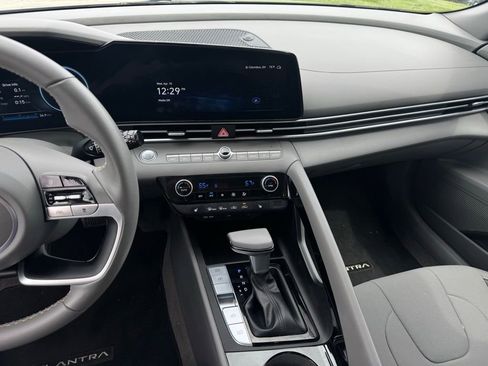 Used 2023 Hyundai Elantra SEL w/ Convenience Package image 28