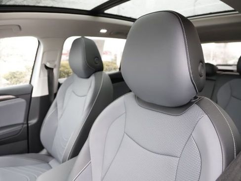 Used 2025 Volkswagen Tiguan SE w/ Panoramic Sunroof Package AWD/4WD image 16