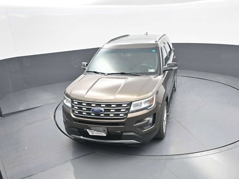 Used 2016 Ford Explorer XLT w/ Equipment Group 202A AWD/4WD image 28