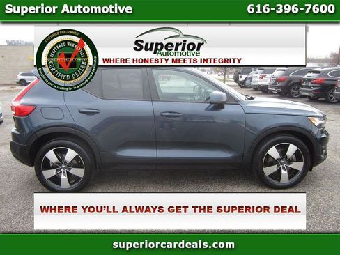 Used 2021 Volvo XC40 T5 Momentum image 1