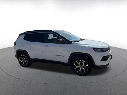 Used 2025 Jeep Compass Limited AWD/4WD image 2