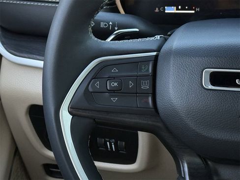 Used 2023 Jeep Grand Cherokee L Limited w/ Luxury Tech Group II image 12