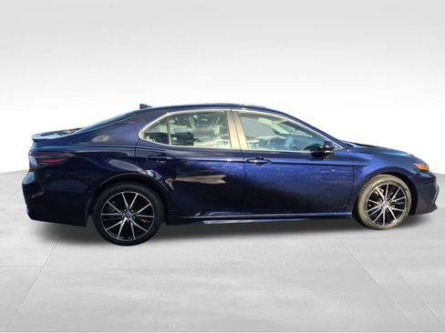 Used 2022 Toyota Camry SE image 3