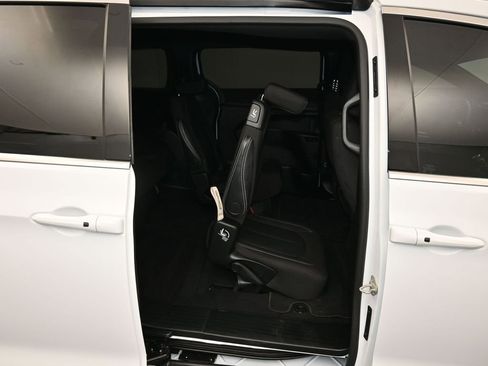 Used 2024 Chrysler Pacifica Touring image 52