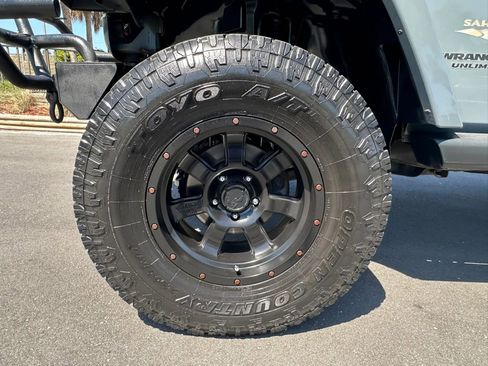 Used 2014 Jeep Wrangler Unlimited Sahara w/ Connectivity Group AWD/4WD image 13