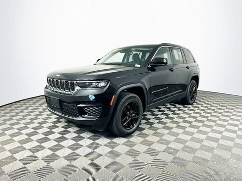 Certified 2023 Jeep Grand Cherokee Laredo AWD/4WD image 6