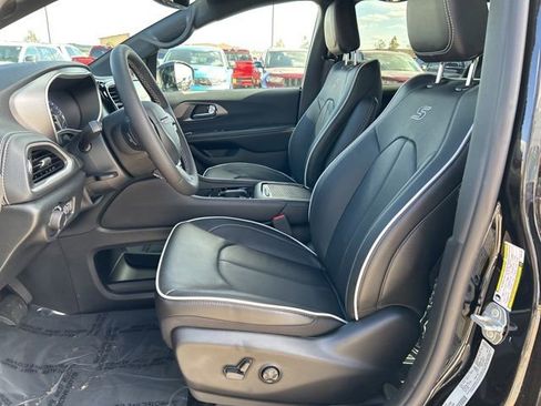 New 2027 Chrysler Pacifica Limited AWD/4WD image 22