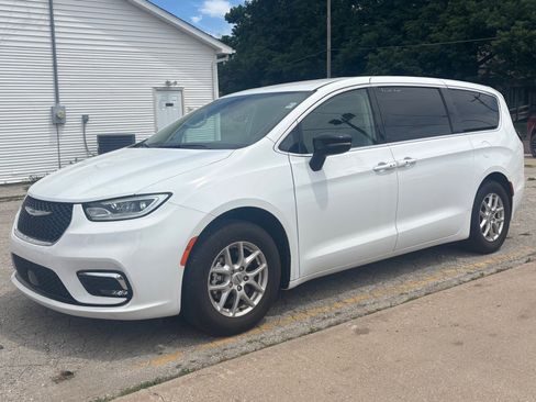 Used 2024 Chrysler Pacifica Touring-L FWD image 3