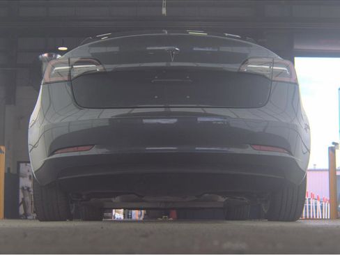 Used 2018 Tesla Model 3 Long Range RWD image 17