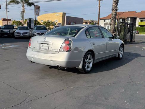 Used 2006 Nissan Altima 3.5 SE FWD image 5