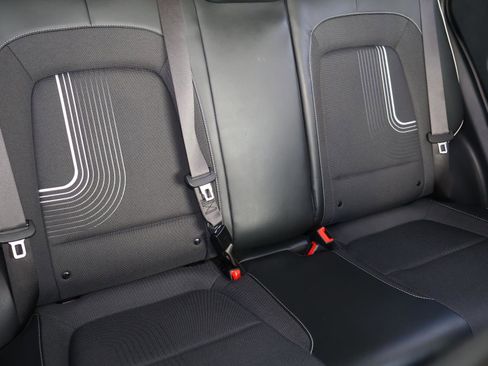 Used 2025 Hyundai Venue Limited FWD image 18