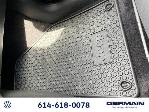 Used 2016 Jeep Cherokee Latitude w/ Cold Weather Group AWD/4WD image 28