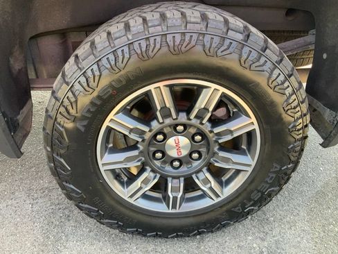 Used 2024 GMC Sierra 1500 AT4 w/ AT4 Premium Package AWD/4WD image 11