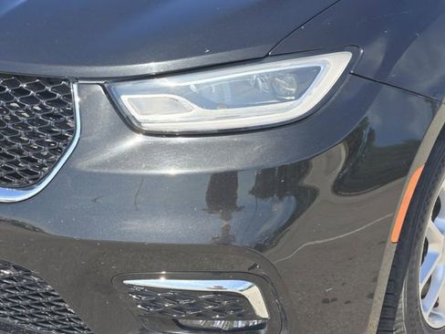 Used 2023 Chrysler Pacifica Touring-L FWD image 10