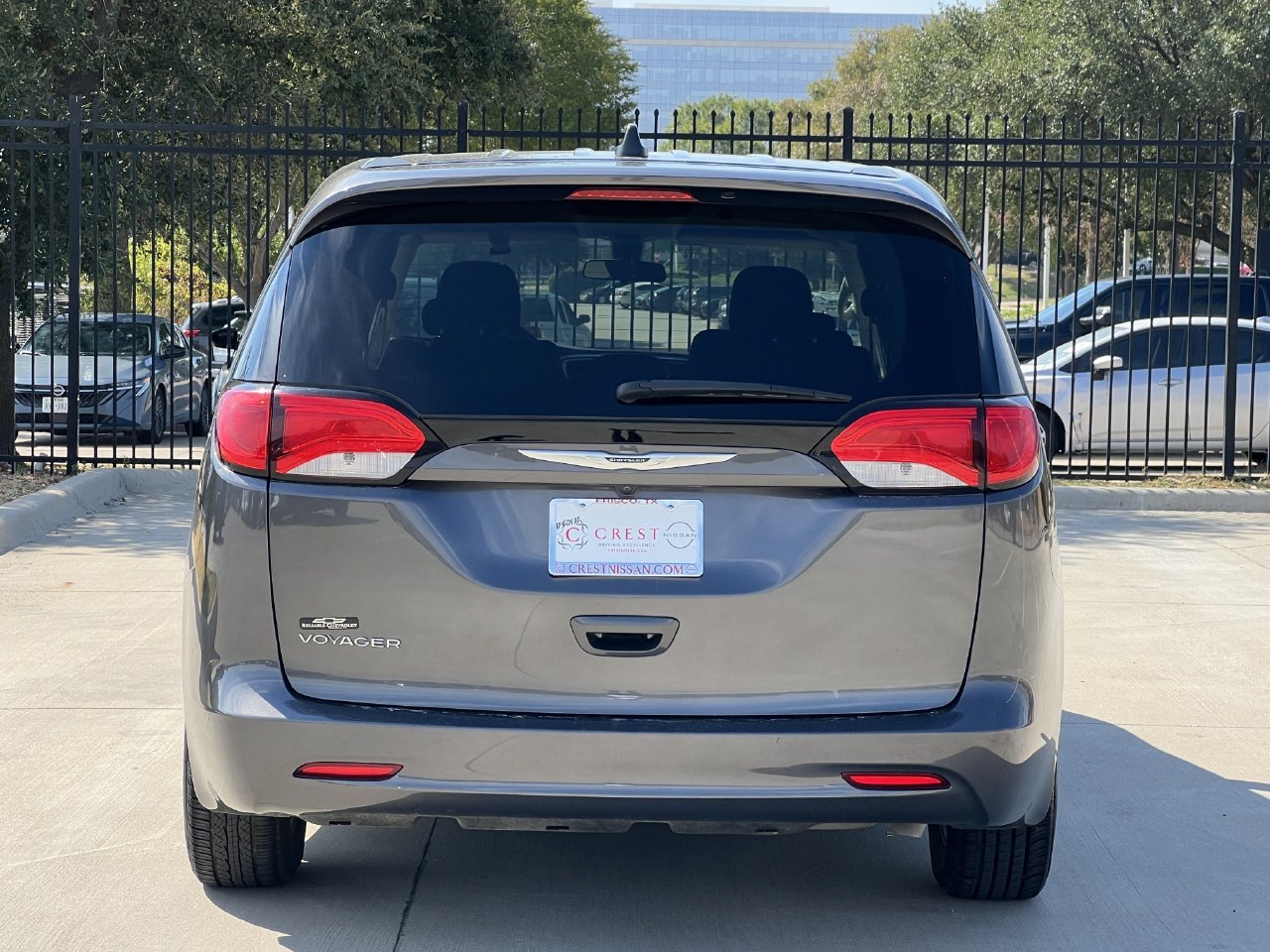 Used 2022 Chrysler Voyager LX FWD image 4