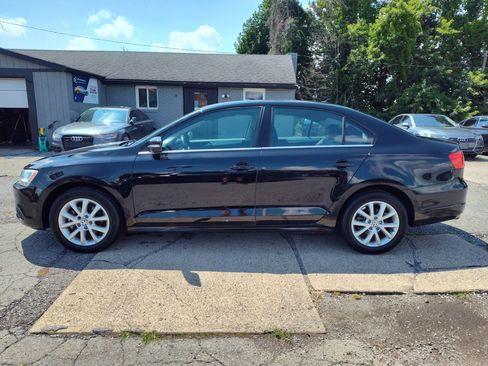 Used 2011 Volkswagen Jetta TDI FWD image 2