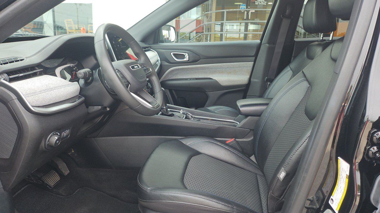 Used 2024 Jeep Compass Latitude AWD/4WD image 10