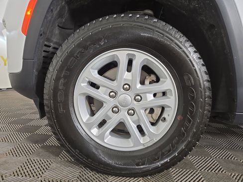 Used 2023 Jeep Grand Cherokee Laredo w/ Luxury Tech Group I image 35