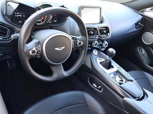 Used 2021 Aston Martin V8 Vantage Coupe image 13
