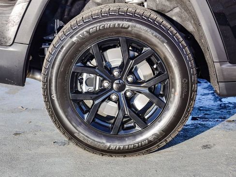 New 2025 Jeep Grand Cherokee L Altitude image 12