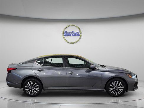 Used 2023 Nissan Altima 2.5 SV w/ SV Premium Package AWD/4WD image 6