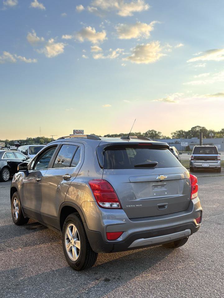 Used 2020 Chevrolet Trax LT w/ LT Convenience Package AWD/4WD image 3