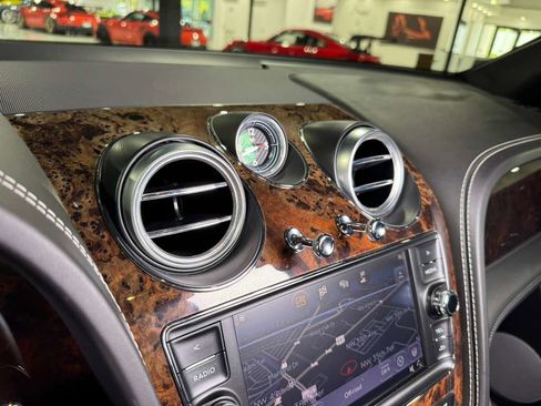 Used 2018 Bentley Bentayga image 26