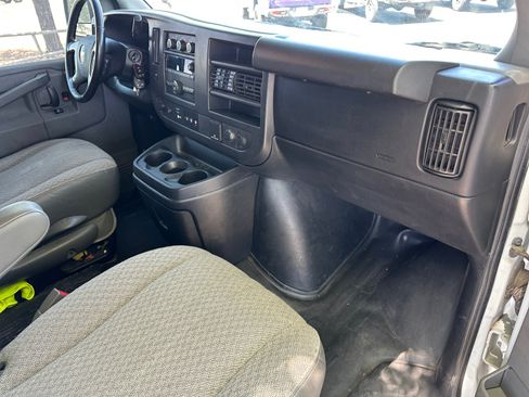 Used 2017 Chevrolet Express 2500 RWD image 32