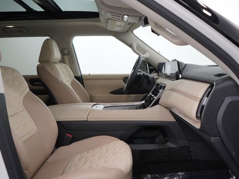 Used 2025 Nissan Armada Platinum w/ Convenience Package AWD/4WD image 11