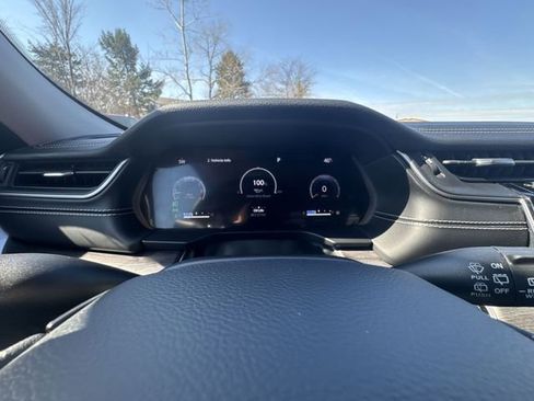 Used 2023 Jeep Grand Cherokee Limited image 12