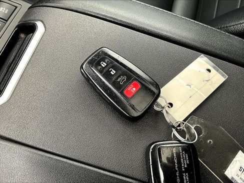 Used 2023 Toyota Highlander XLE AWD/4WD image 10