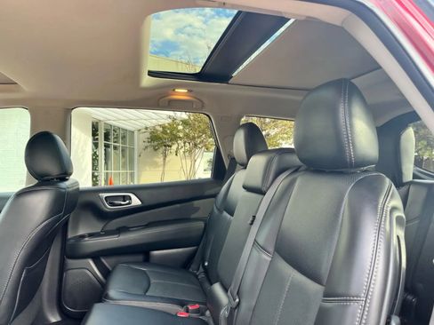 Used 2020 Nissan Pathfinder Platinum FWD image 26