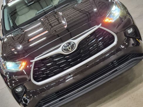 Used 2021 Toyota Highlander XLE FWD image 19