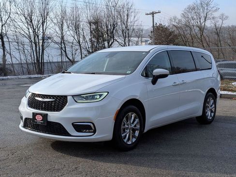 Certified 2023 Chrysler Pacifica Touring-L image 8