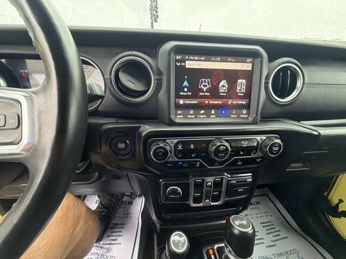 Used 2023 Jeep Wrangler Unlimited Sahara w/ Cold Weather Group AWD/4WD image 19